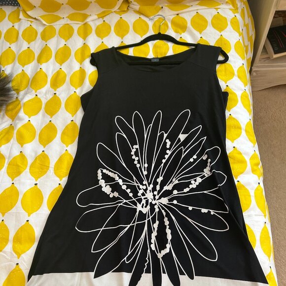 A black shift. - Picture 2 of 8